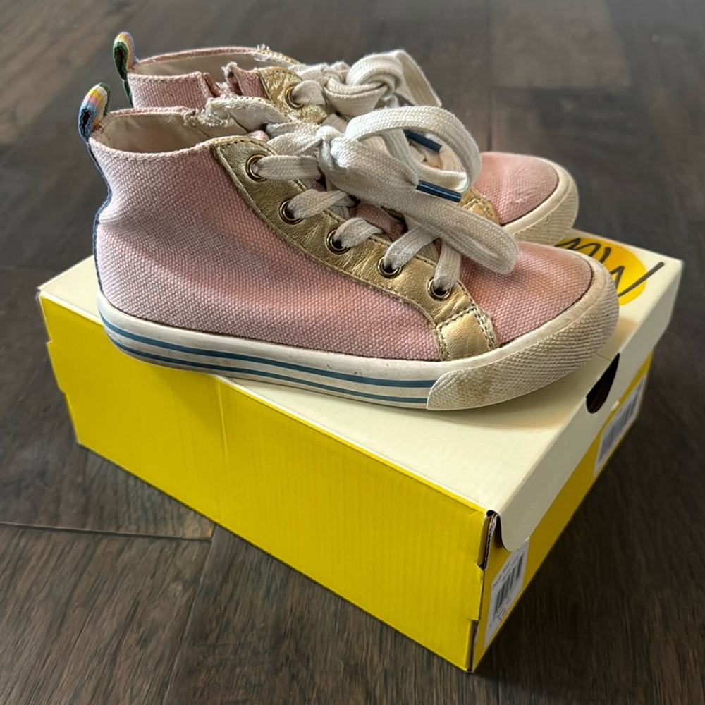 Boot Pink Rainbow Ribbon with Gold detail - adorable! Size 29